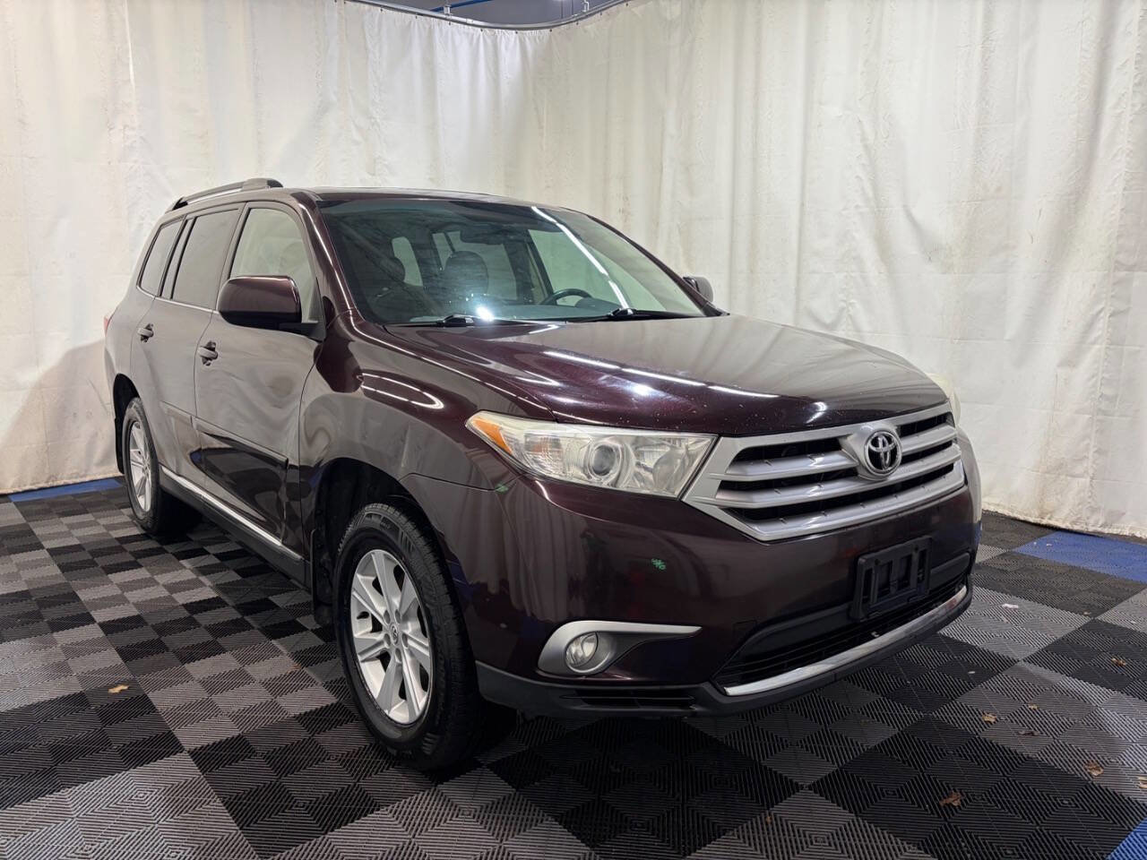 Used 2011 Toyota Highlander SE w/ Tow Pkg AWD/4WD image 3