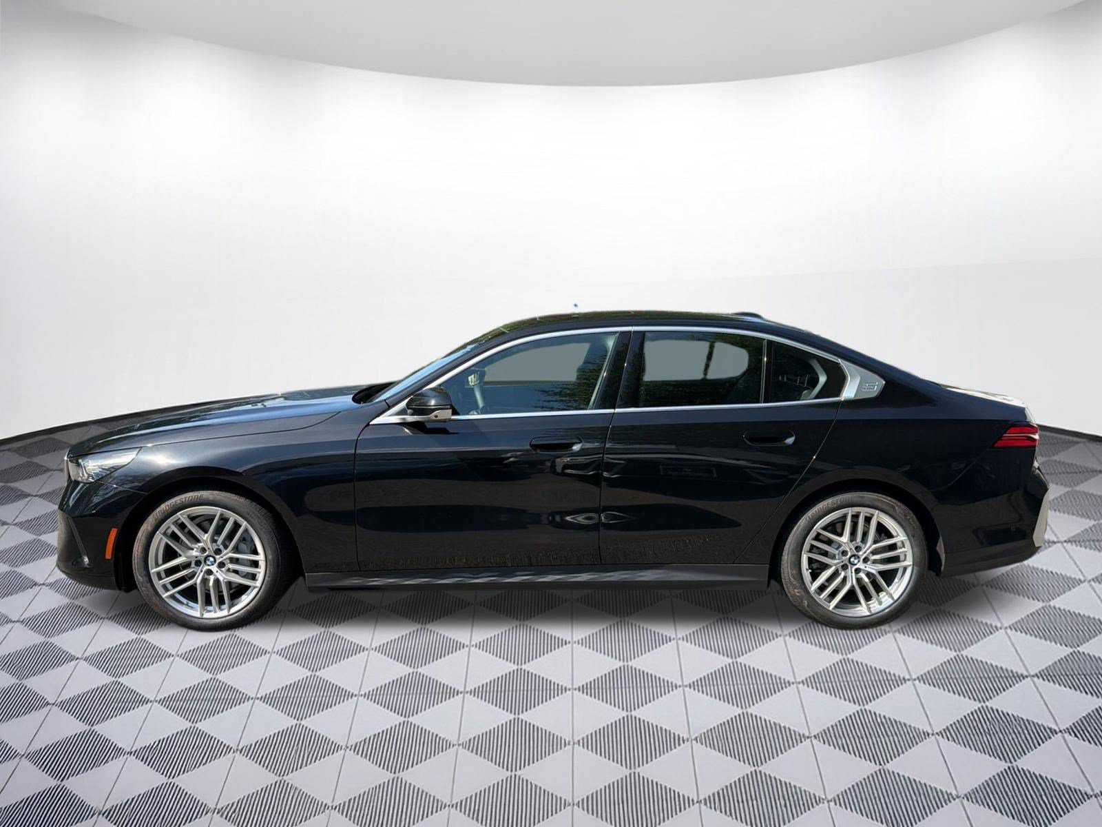 Used 2024 BMW 530i xDrive w/ Premium Package AWD/4WD image 2