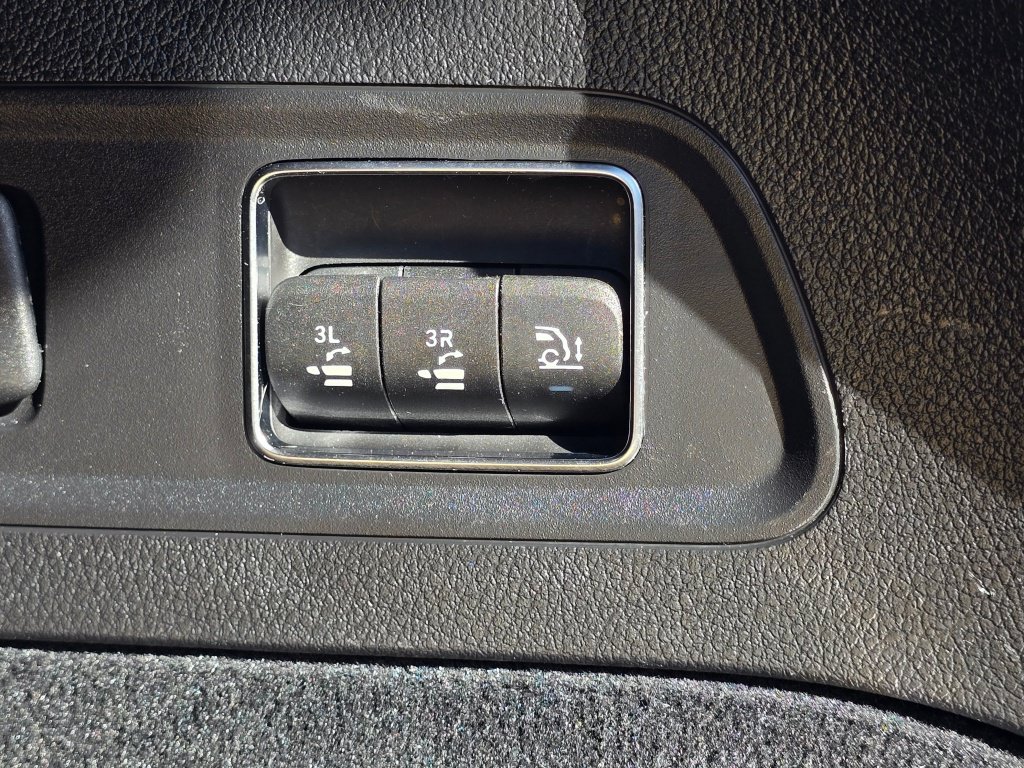 Used 2024 Mercedes-Benz GLS 450 4MATIC image 23