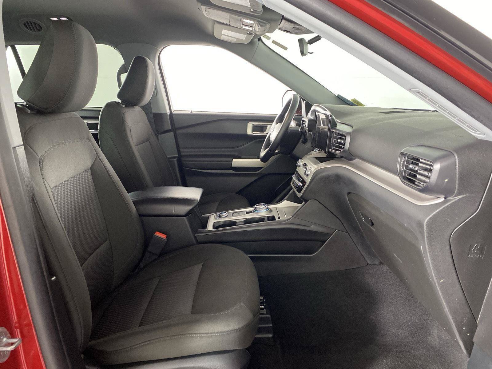 Used 2023 Ford Explorer XLT AWD/4WD image 6