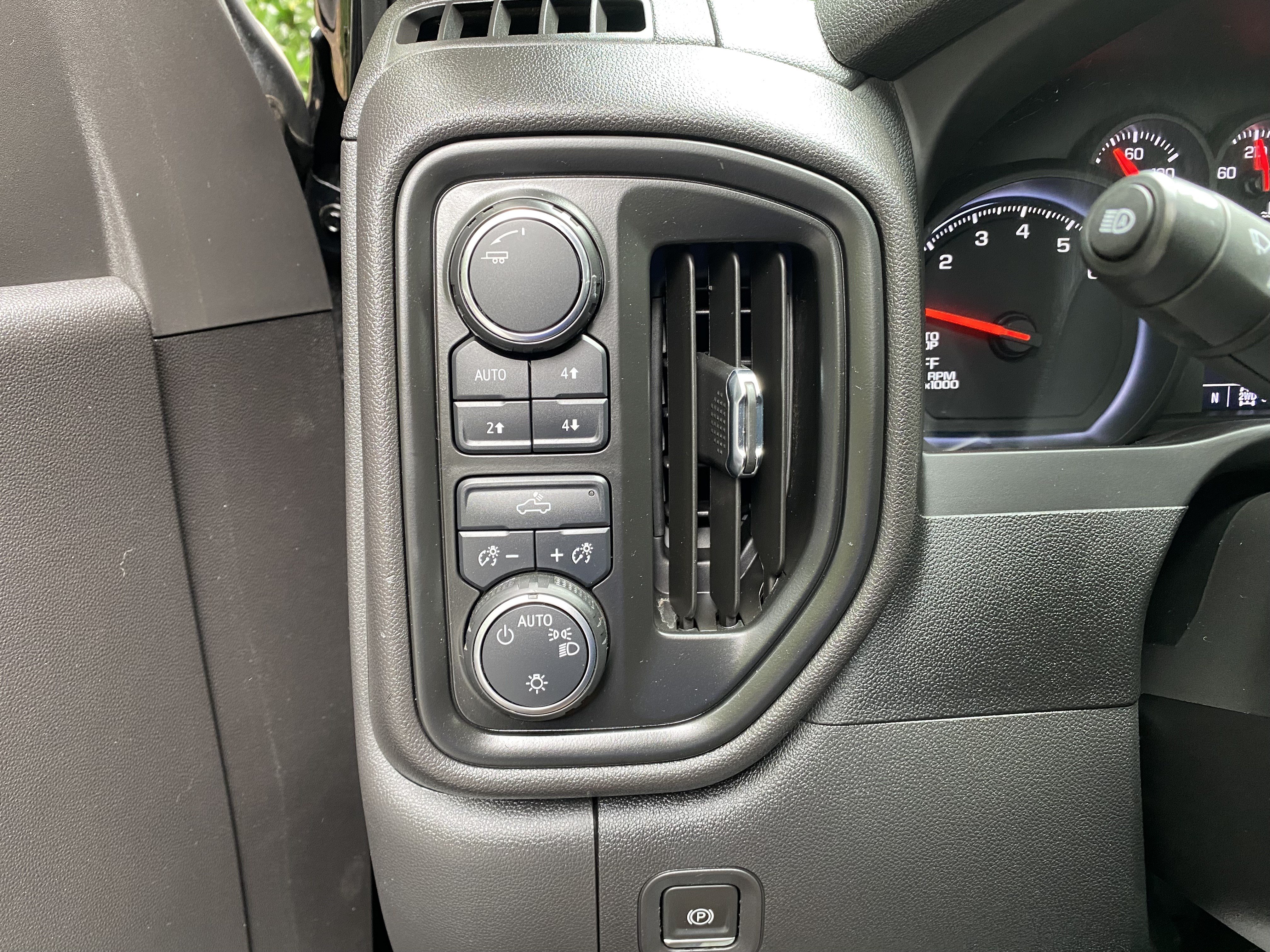 Used 2024 Chevrolet Silverado 1500 Custom Trail Boss w/ LPO, Dark Essentials Package AWD/4WD image 18