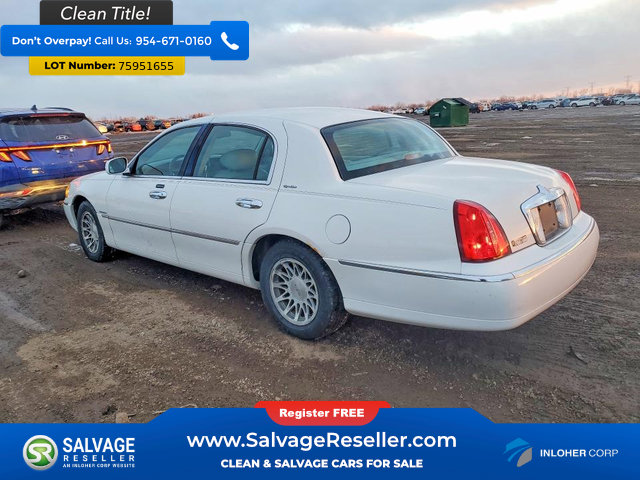 Used 2001 Lincoln Town Car Signature image 3