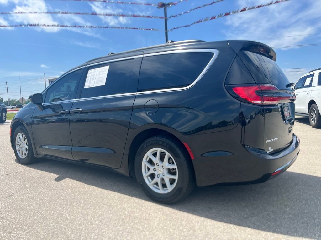Used 2022 Chrysler Pacifica Touring-L FWD image 3