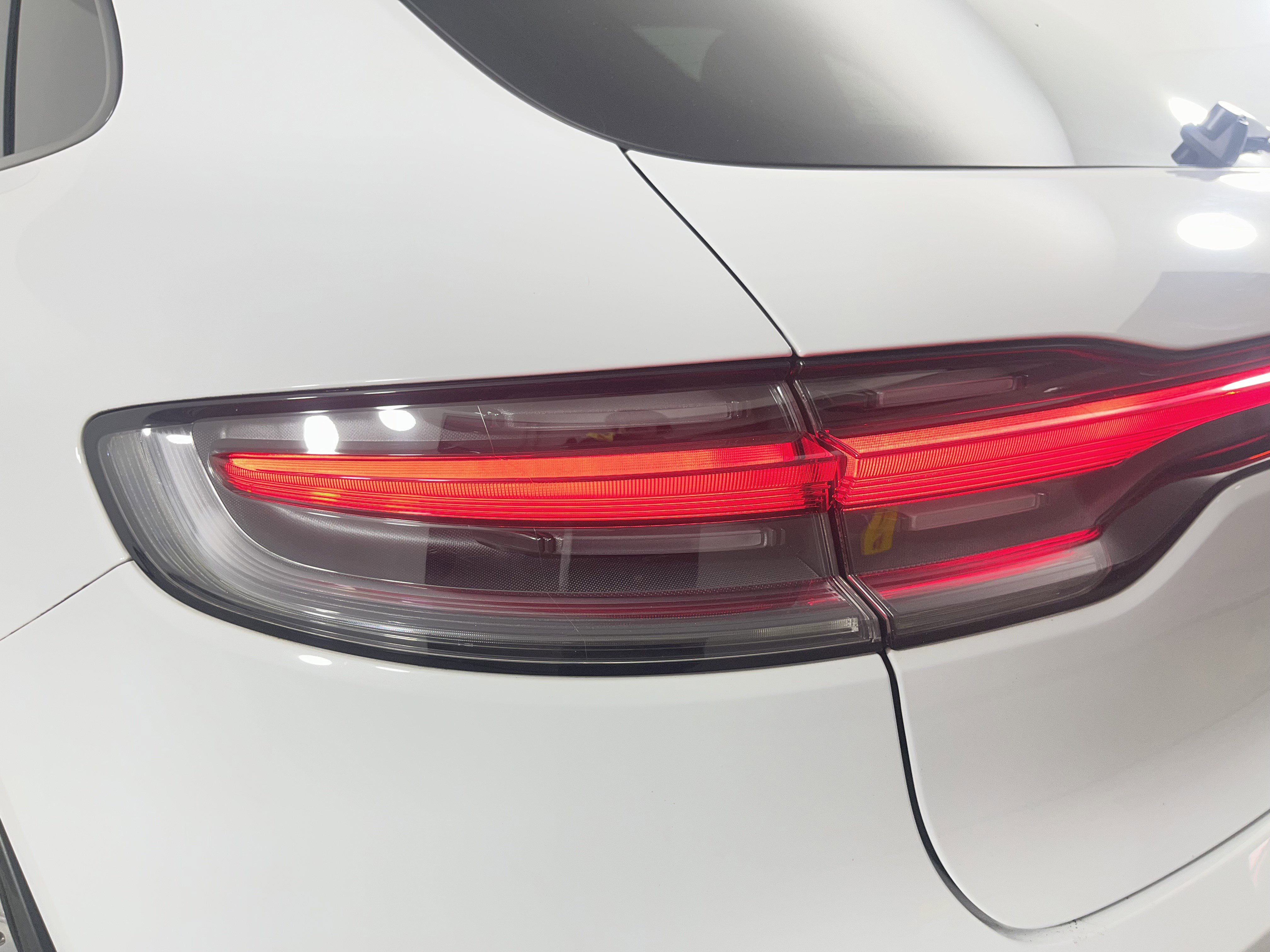 Used 2022 Porsche Macan w/ Premium Package Plus image 27