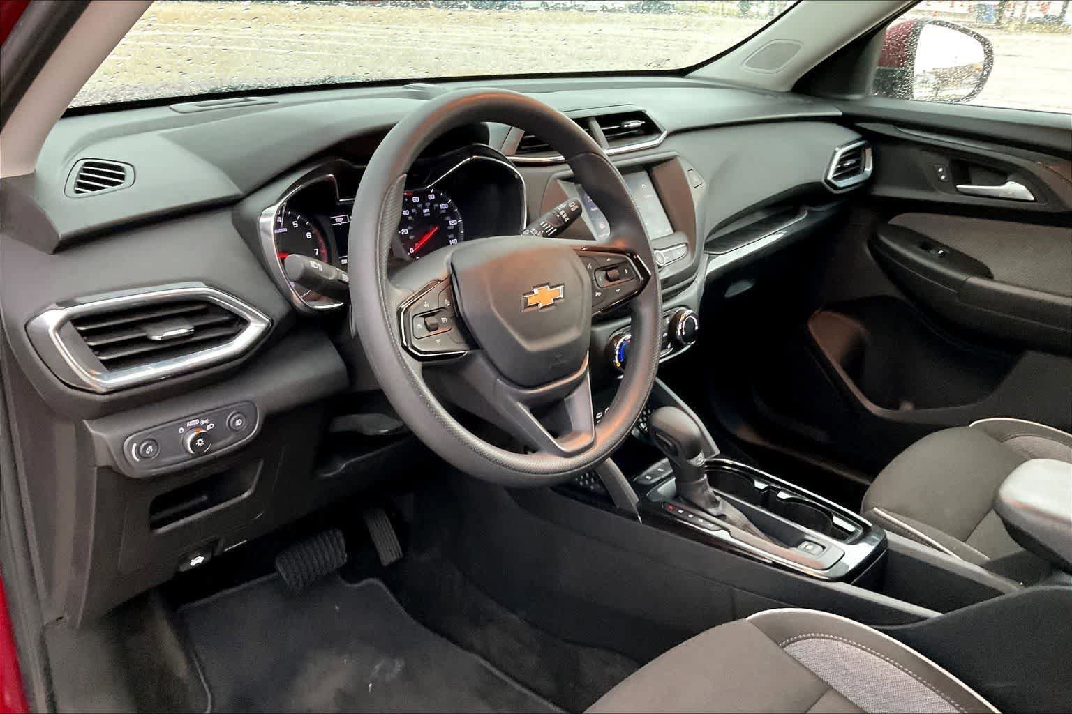 Used 2023 Chevrolet TrailBlazer LT FWD image 2