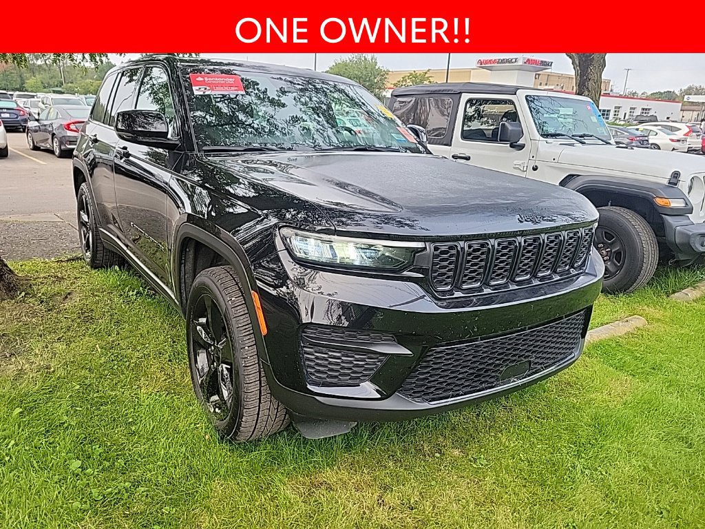 Used 2023 Jeep Grand Cherokee Altitude AWD/4WD image 3