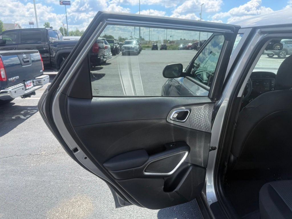 Used 2025 Kia Soul LX w/ LX Technology Package FWD image 29