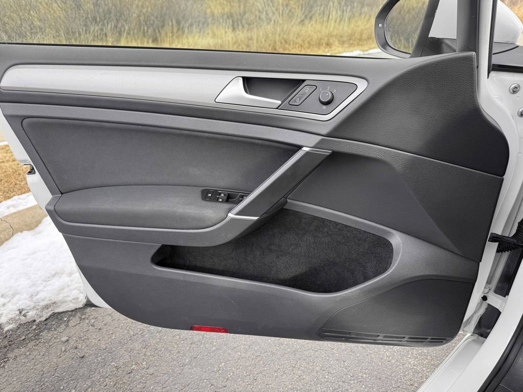 Used 2016 Volkswagen e-Golf SE image 13