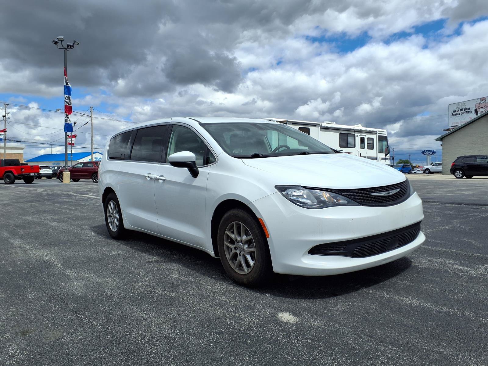 Used 2022 Chrysler Voyager LX FWD image 4