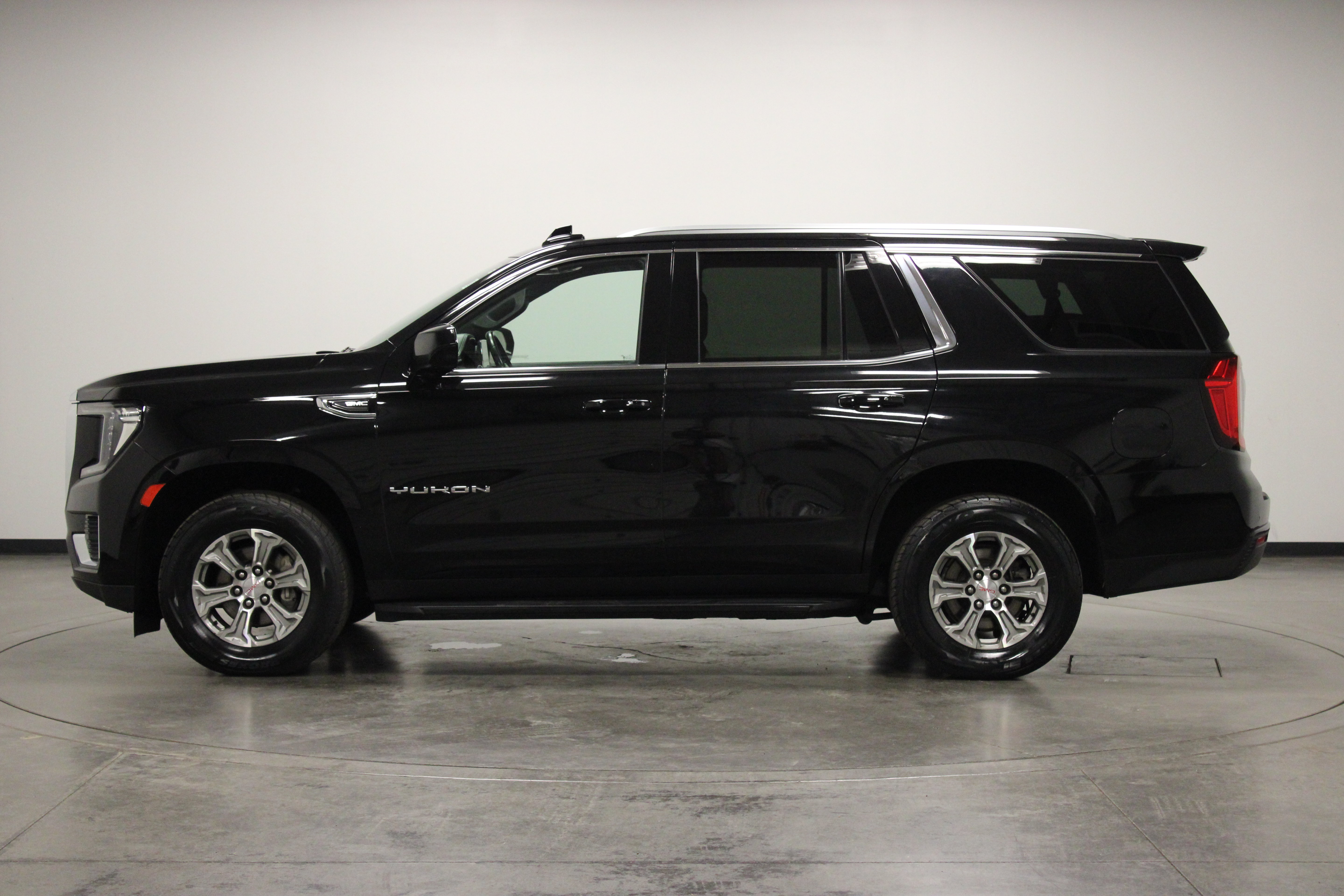 Used 2023 GMC Yukon SLE AWD/4WD image 5