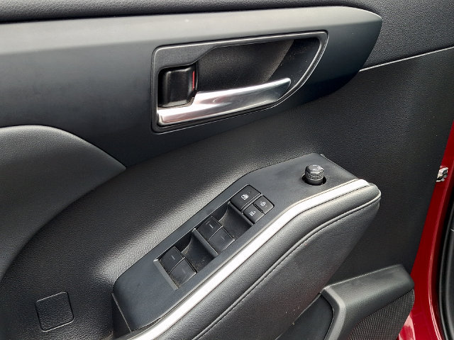 Used 2022 Toyota Highlander XLE AWD/4WD image 8