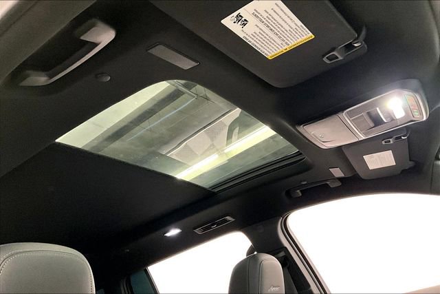 Used 2025 Buick Enclave Avenir FWD image 19
