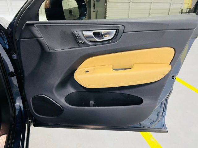 Used 2019 Volvo XC60 T5 Momentum w/ Premium Package FWD image 34