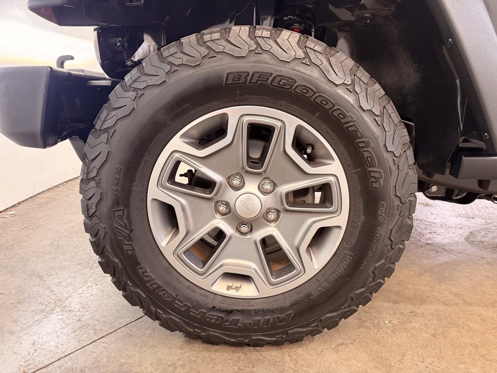 Used 2017 Jeep Wrangler Rubicon w/ Connectivity Group AWD/4WD image 16