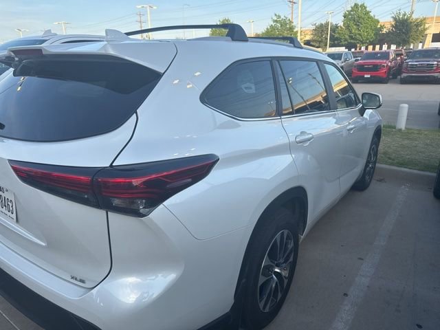 Used 2023 Toyota Highlander XLE image 3