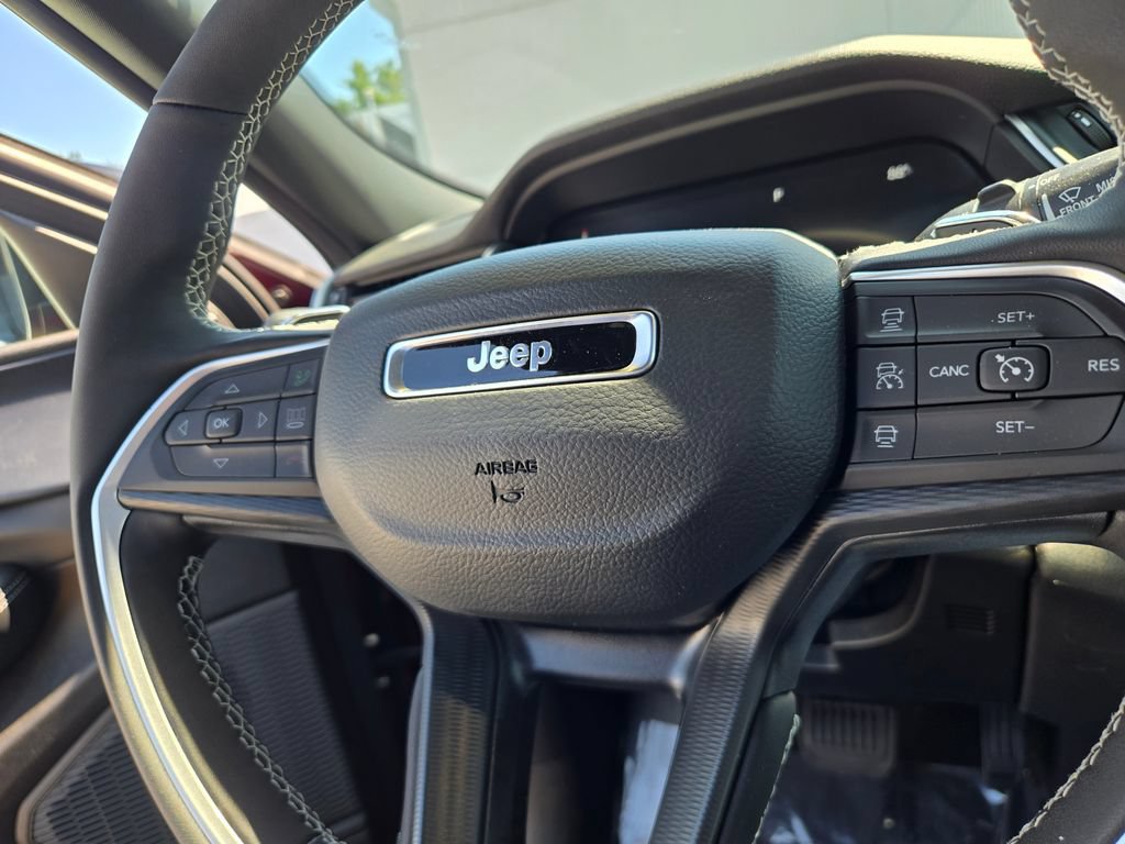 Used 2025 Jeep Grand Cherokee Laredo X w/ Luxury Tech Group I AWD/4WD image 18
