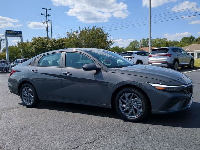 Used 2024 Hyundai Elantra SEL image 1