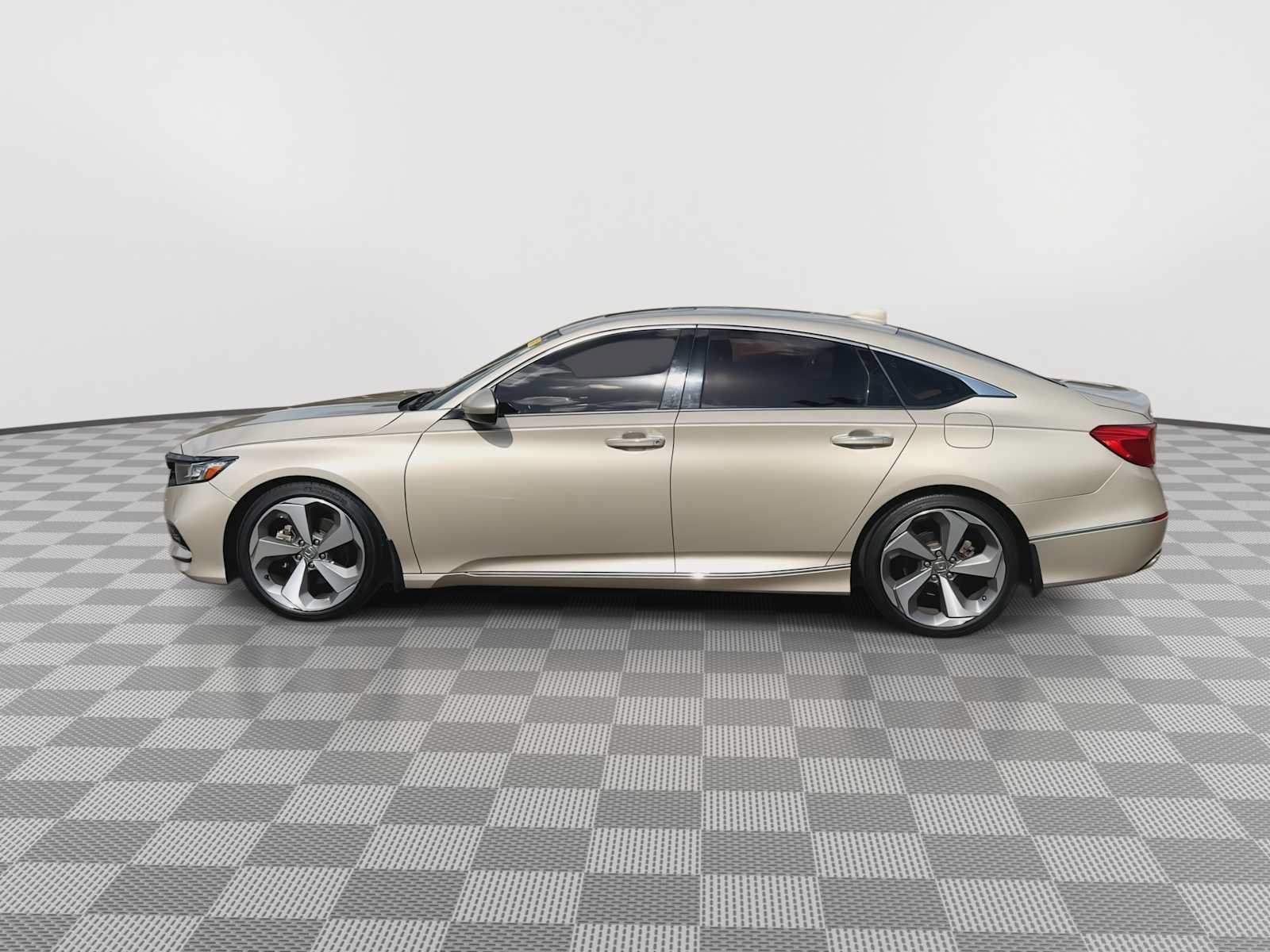 Used 2018 Honda Accord Touring image 5