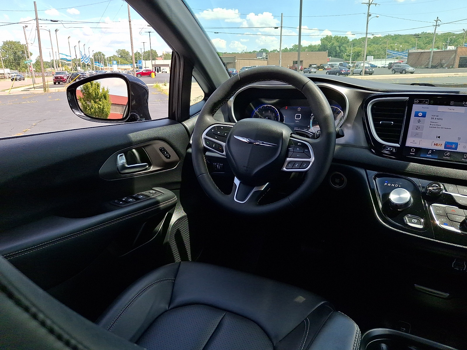 Used 2025 Chrysler Pacifica Select FWD image 25