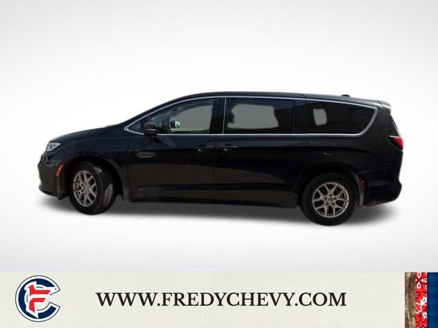 Used 2023 Chrysler Pacifica Touring-L image 8