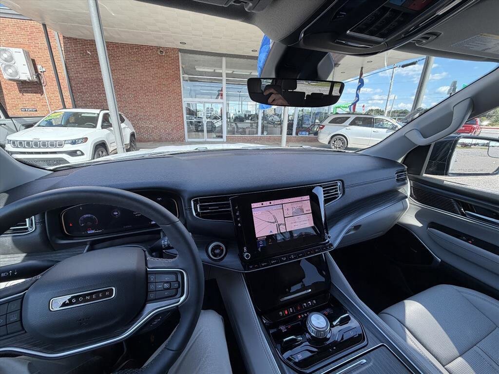 Used 2024 Jeep Wagoneer L Series III w/ Premium Group I AWD/4WD image 17