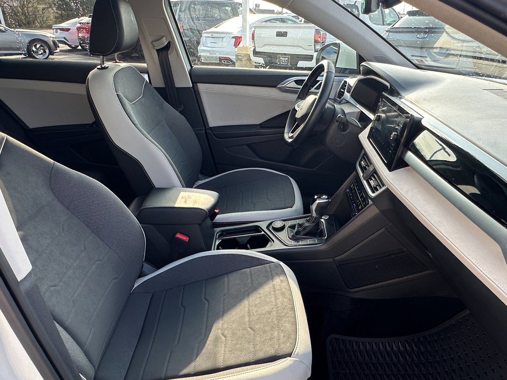 Used 2025 Volkswagen Taos SE w/ Panoramic Sunroof Package image 18