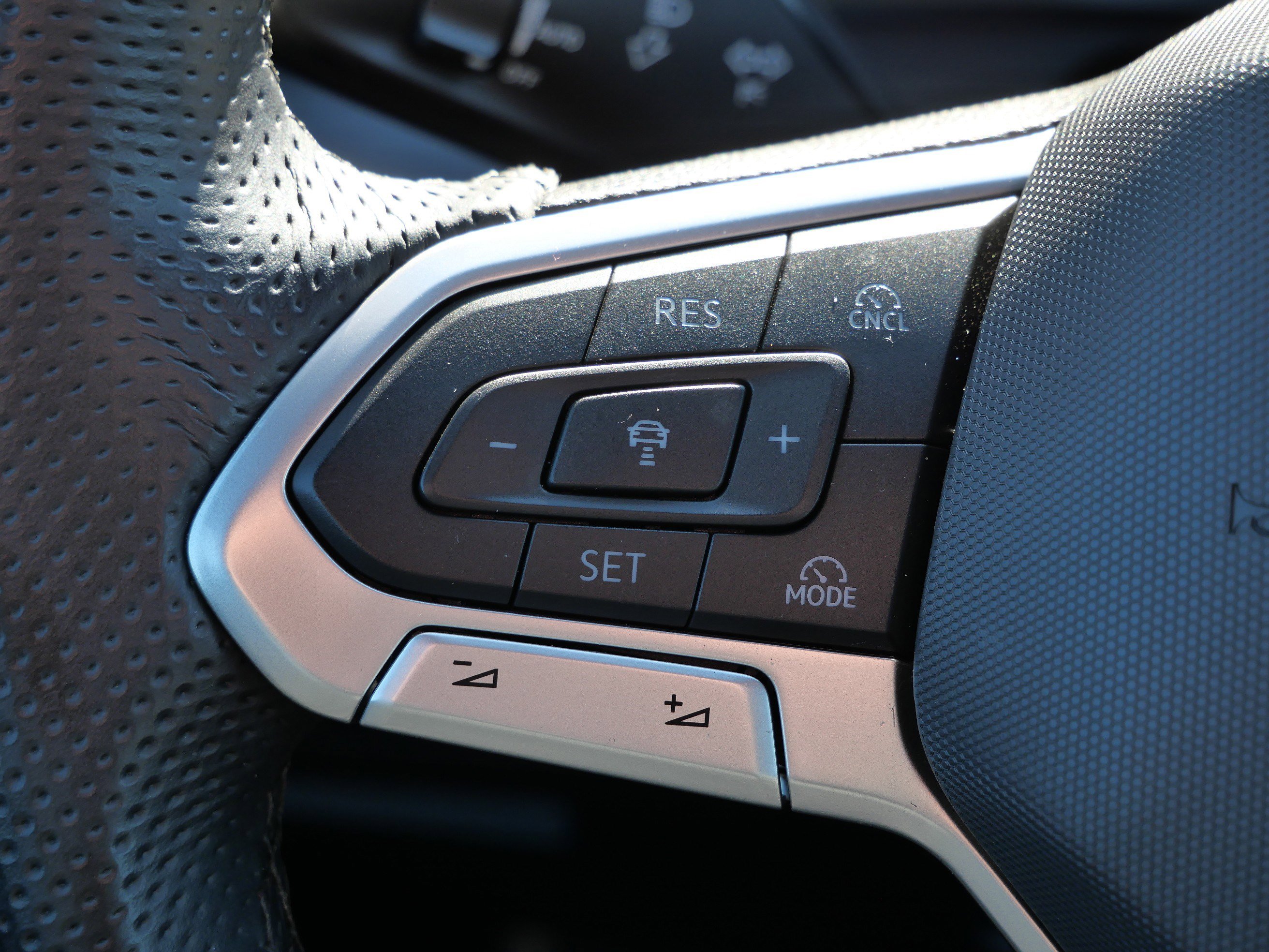 Certified 2025 Volkswagen Tiguan SE R-Line image 33