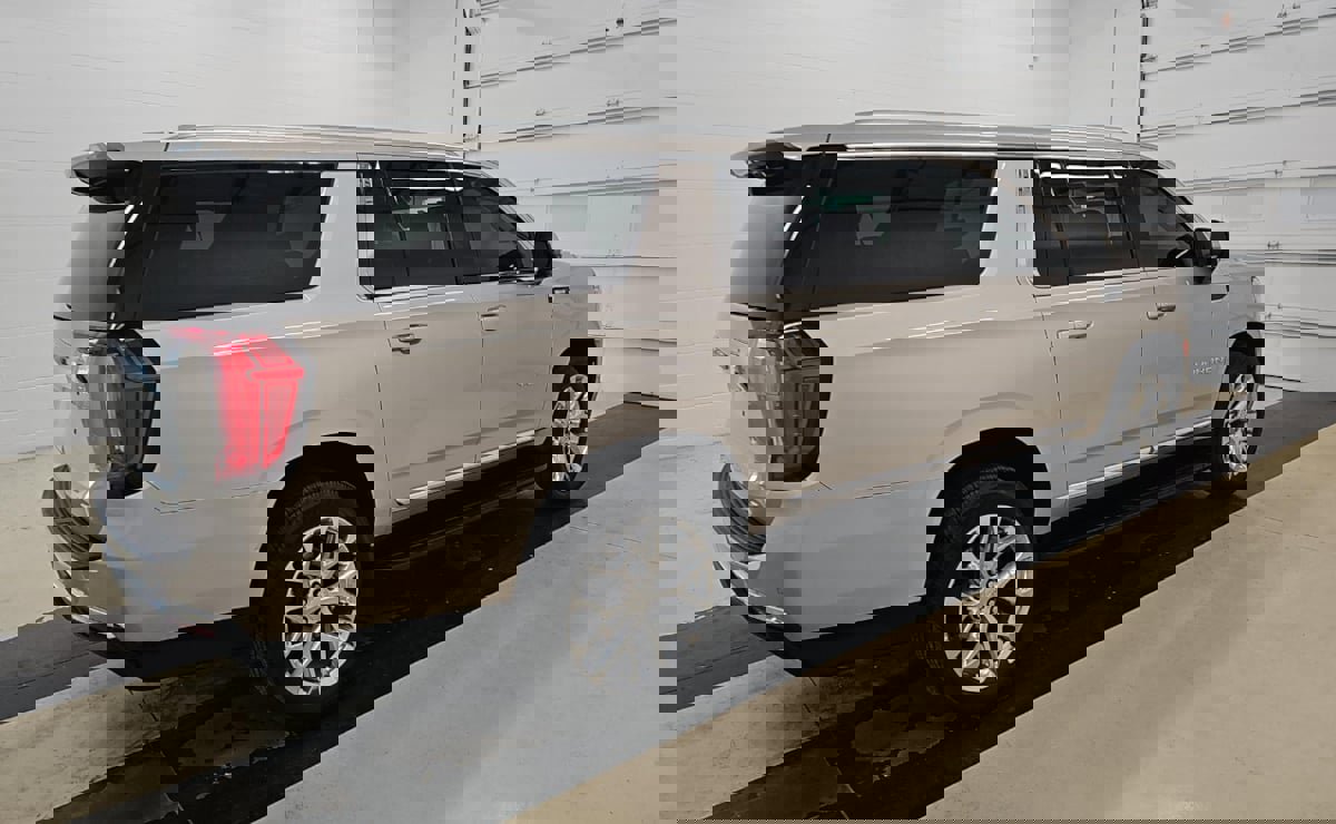 Used 2021 GMC Yukon XL SLT w/ SLT Premium Package image 3