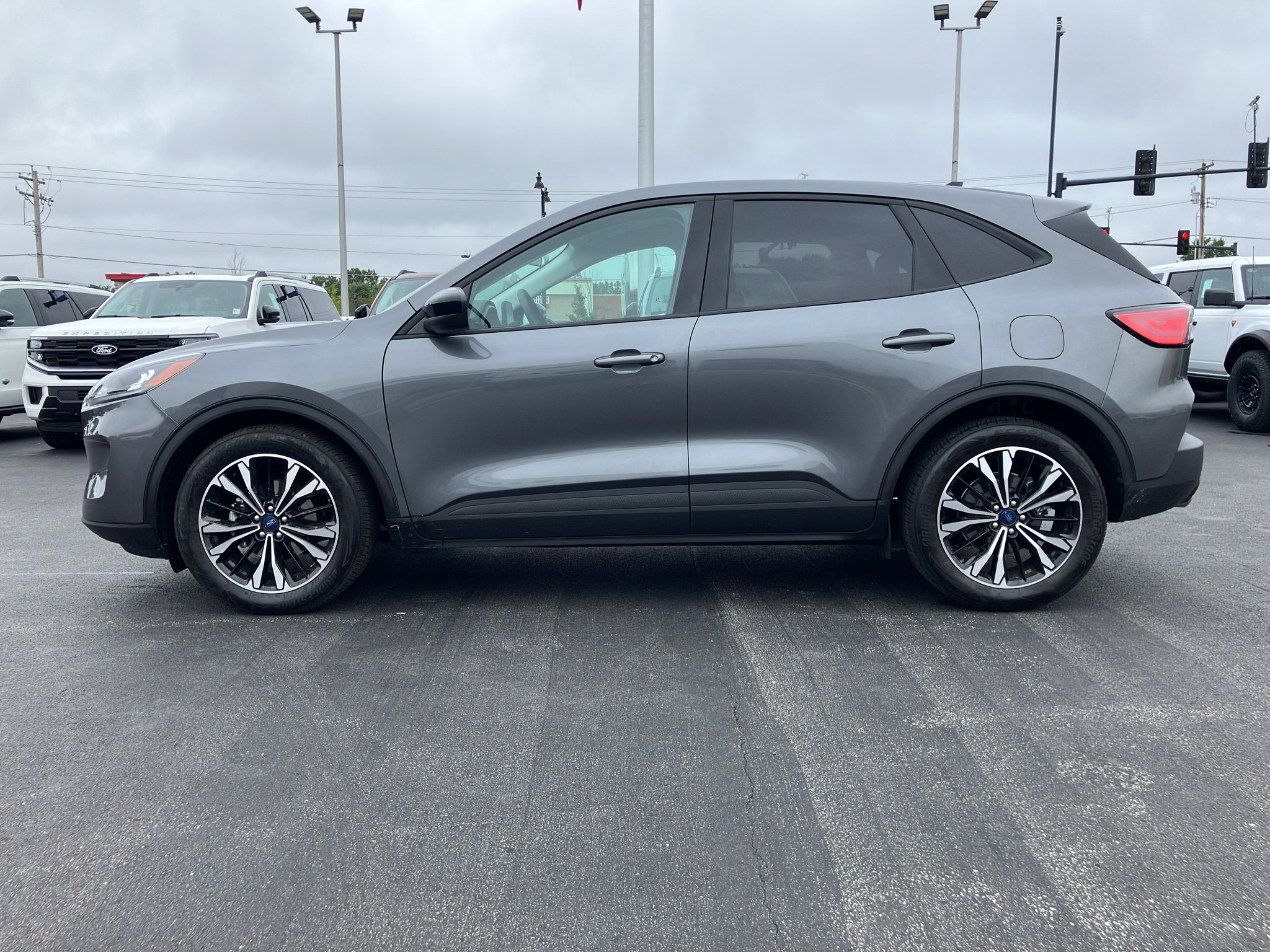 Used 2022 Ford Escape SE w/ SE Sport Appearance Package FWD image 2