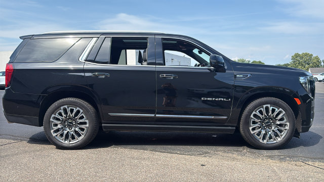 Used 2023 GMC Yukon Denali Ultimate AWD/4WD image 3