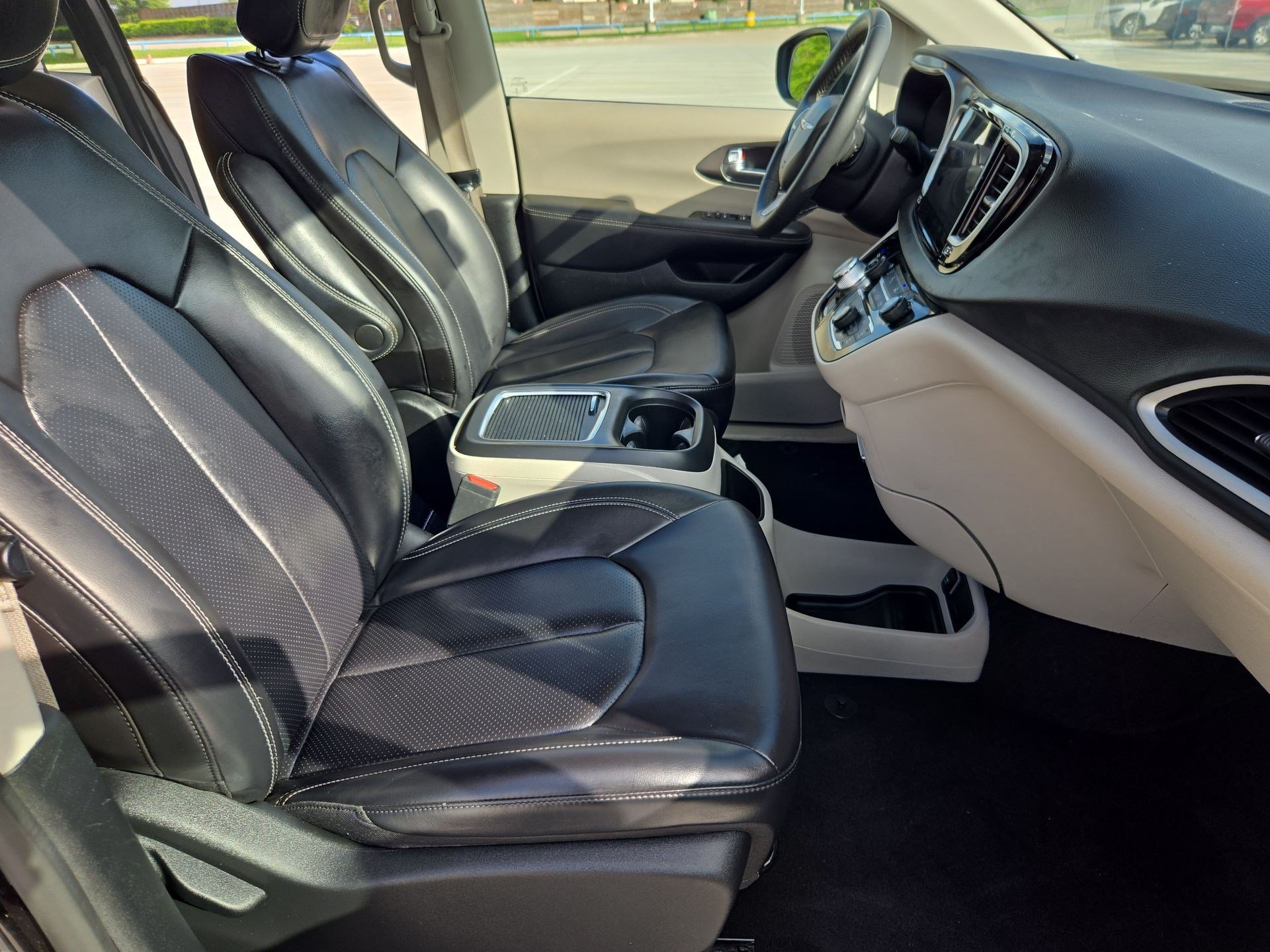 Used 2023 Chrysler Pacifica Touring-L FWD image 31