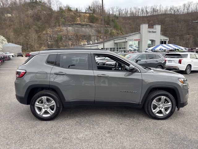 Used 2024 Jeep Compass Latitude image 2