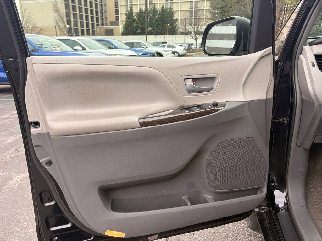 Used 2016 Toyota Sienna XLE image 30