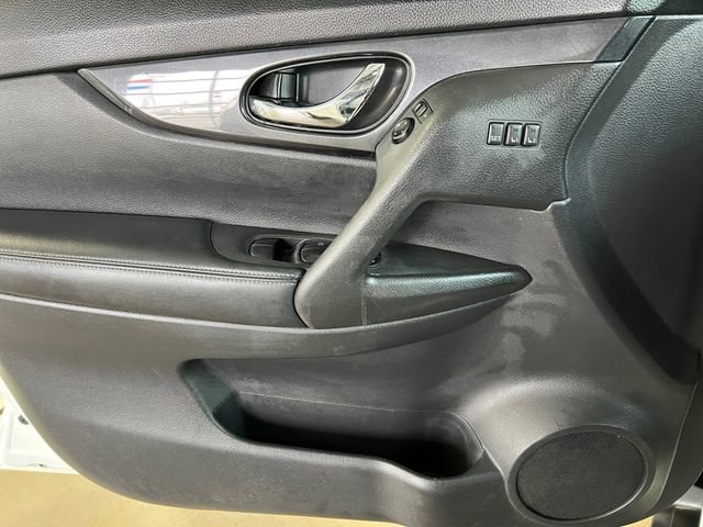 Used 2018 Nissan Rogue SV w/ Premium Package image 16