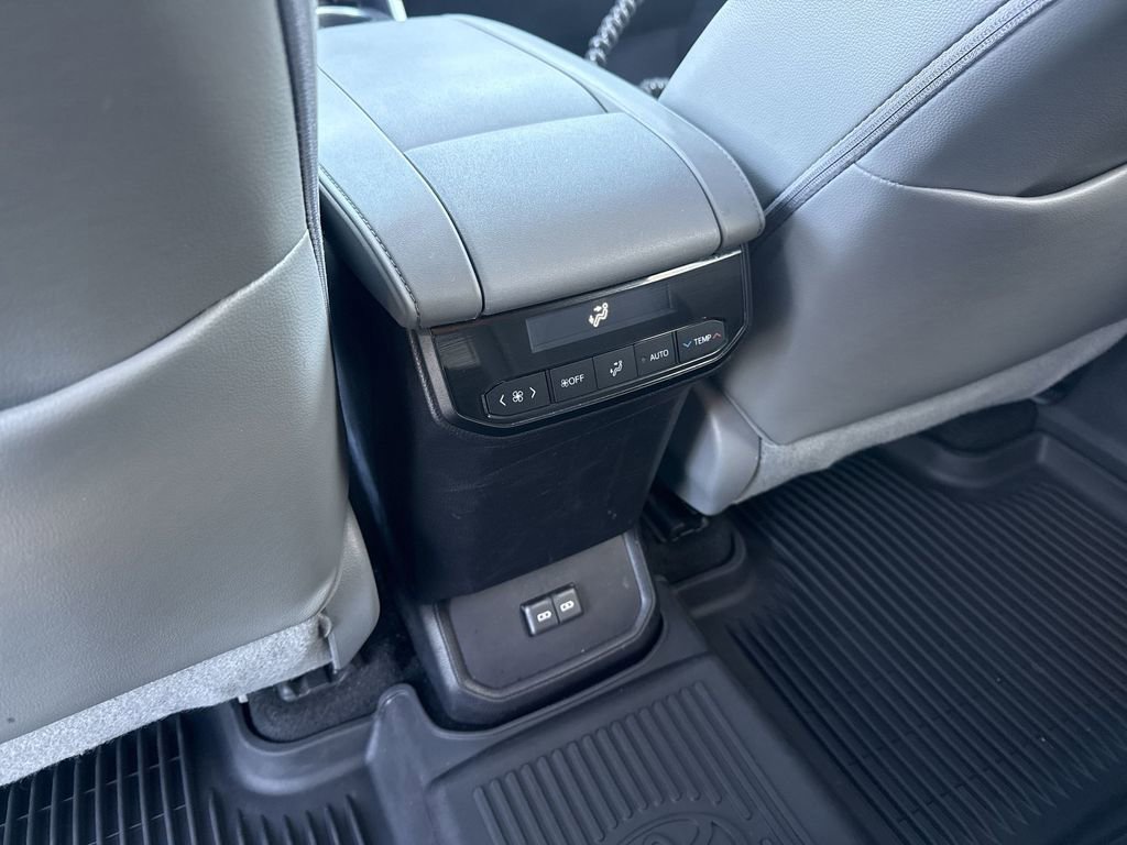 Used 2023 Toyota Highlander XLE AWD/4WD image 28
