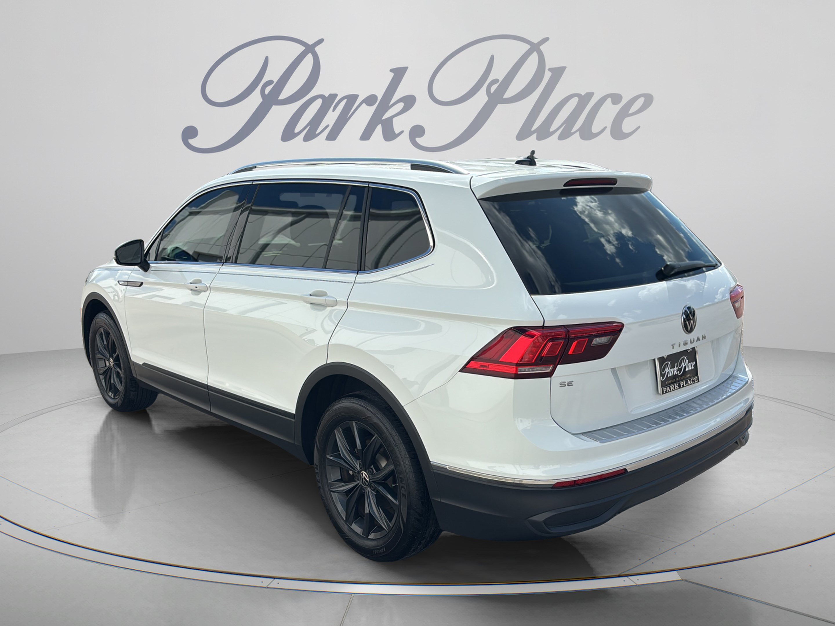 Used 2024 Volkswagen Tiguan SE FWD image 3