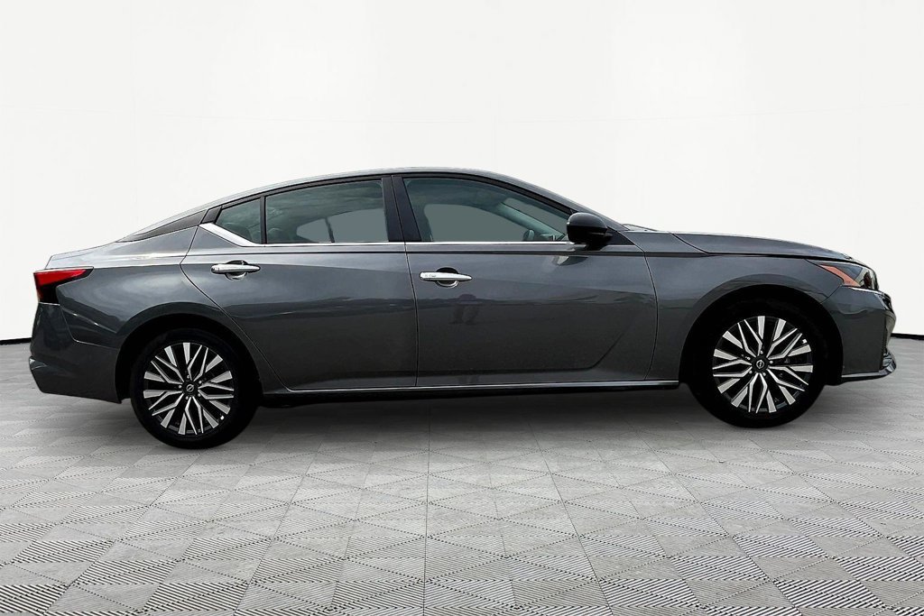 Used 2025 Nissan Altima 2.5 SV FWD image 8