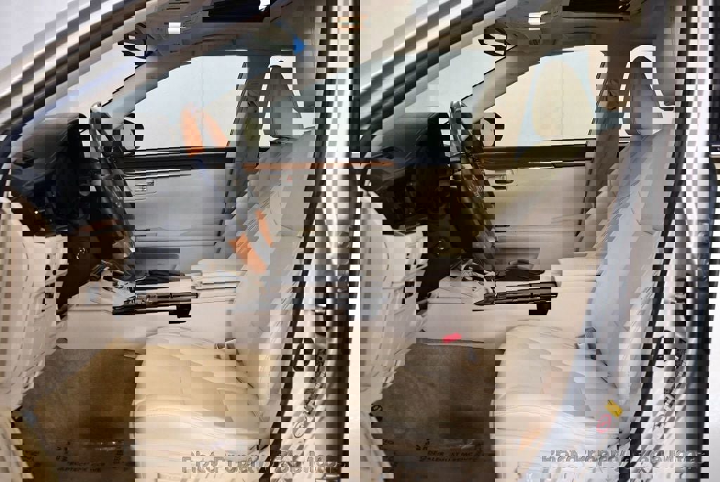 Used 2013 Lexus ES 300h image 4