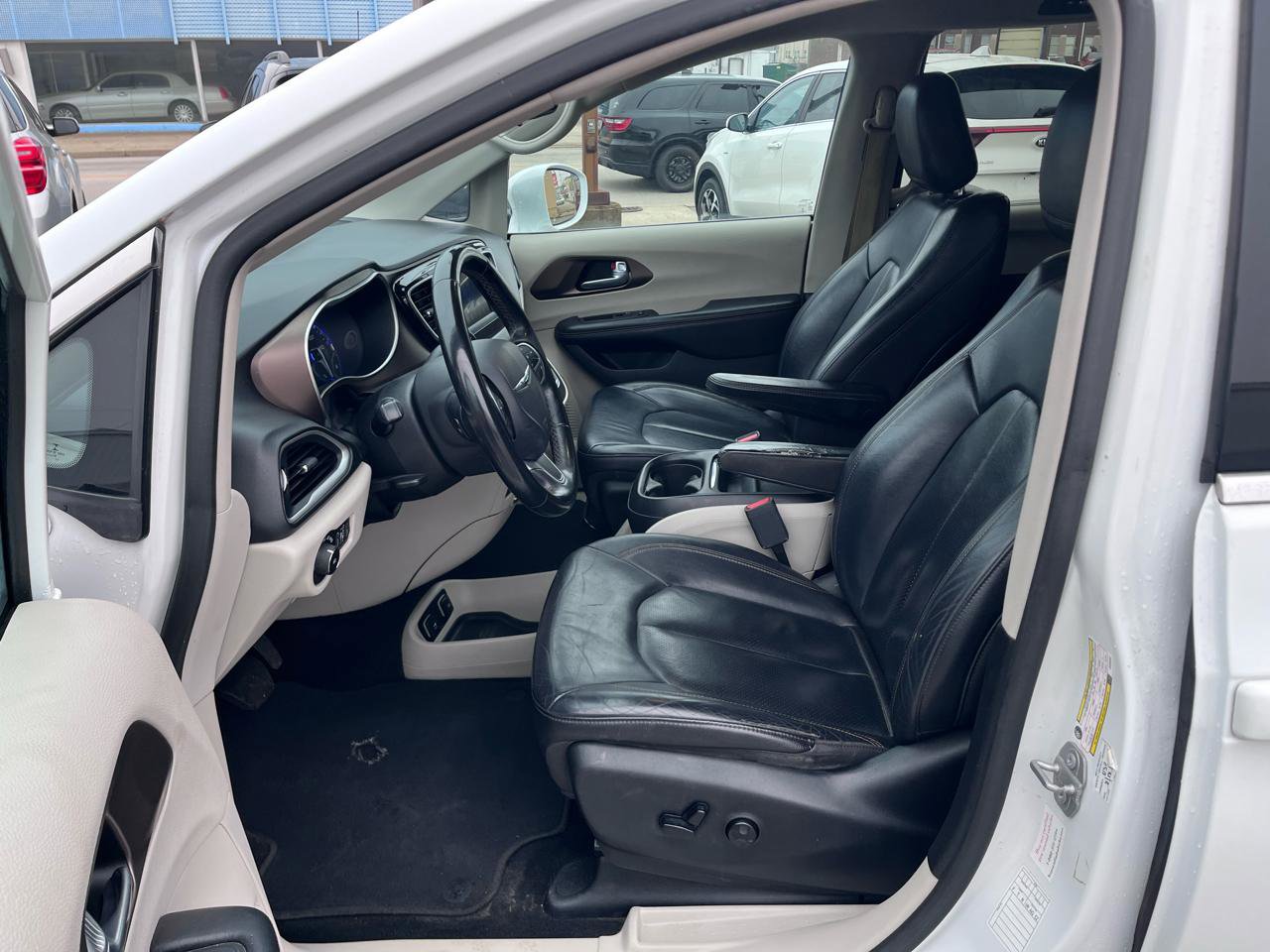 Used 2018 Chrysler Pacifica Touring-L image 25