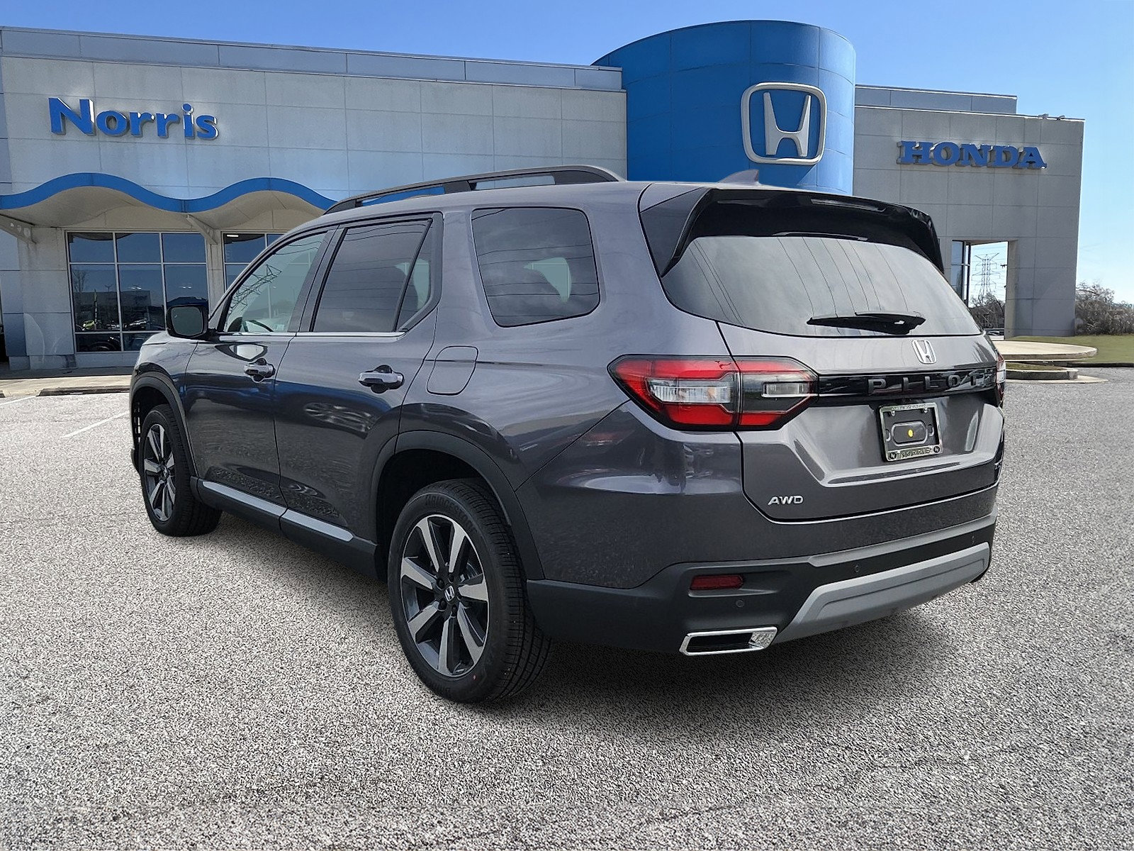 New 2025 Honda Pilot Touring image 3