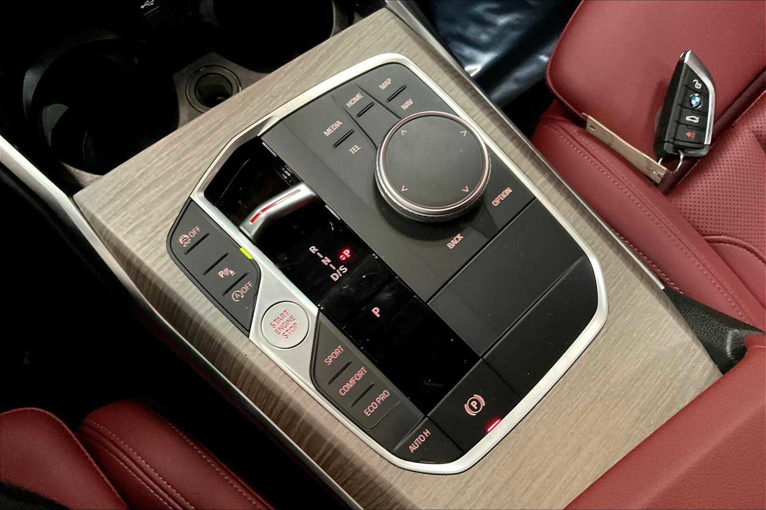 Used 2025 BMW 330i Sedan w/ Premium Package image 39