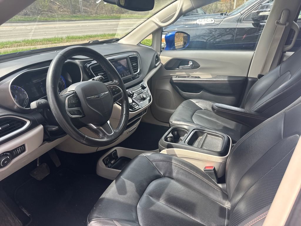 Used 2020 Chrysler Pacifica Touring-L w/ Tire & Wheel Group FWD image 9