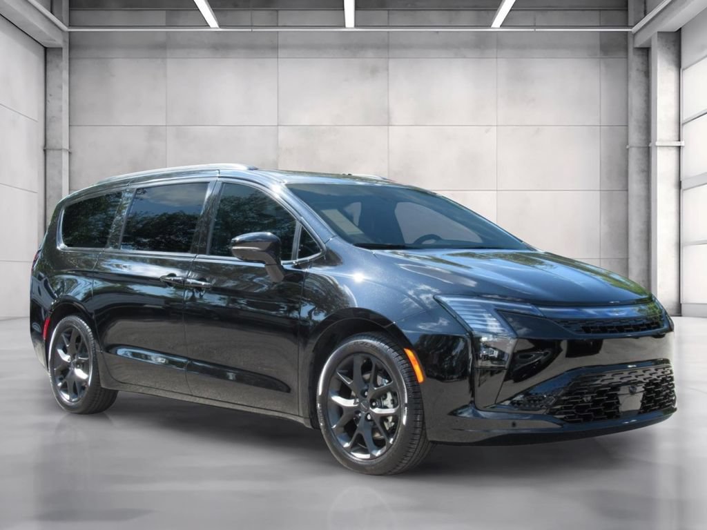New 2027 Chrysler Pacifica Limited FWD image 1