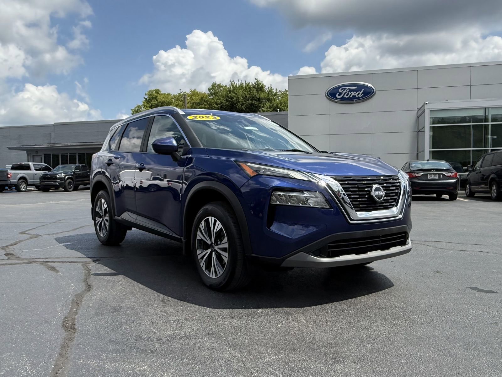 Used 2023 Nissan Rogue SV w/ SV Premium B Package image 5