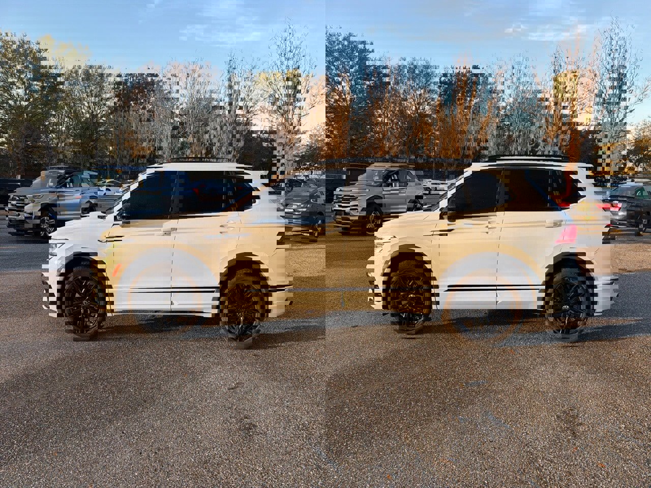 Used 2022 Volkswagen Tiguan SE R-Line image 2