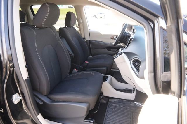 Used 2023 Chrysler Voyager LX image 28