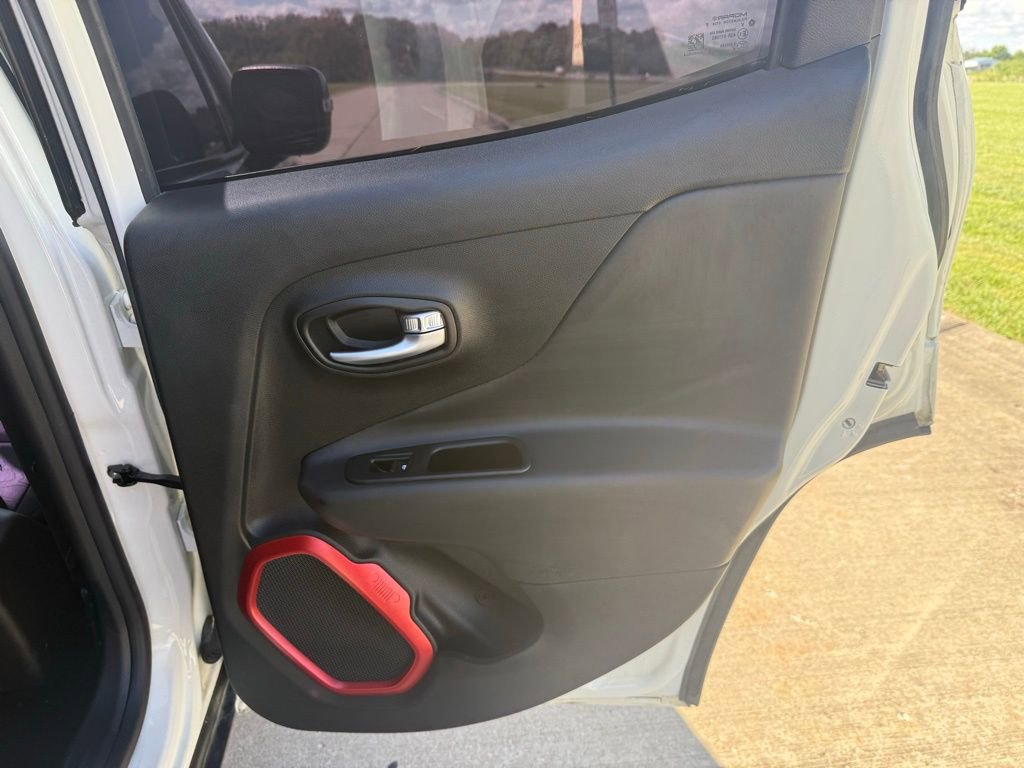 Used 2019 Jeep Renegade Trailhawk w/ Cold Weather Group II AWD/4WD image 14