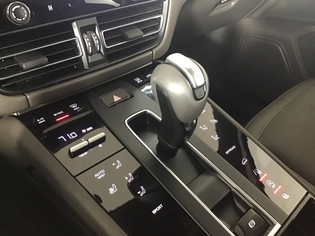 Certified 2023 Porsche Macan Turbo AWD/4WD image 37