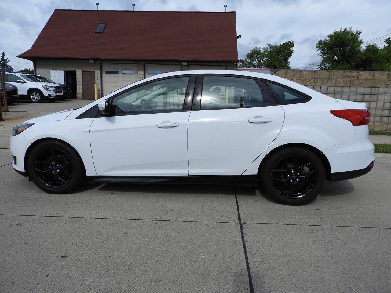 Used 2018 Ford Focus SE w/ Cold Weather Package FWD image 6