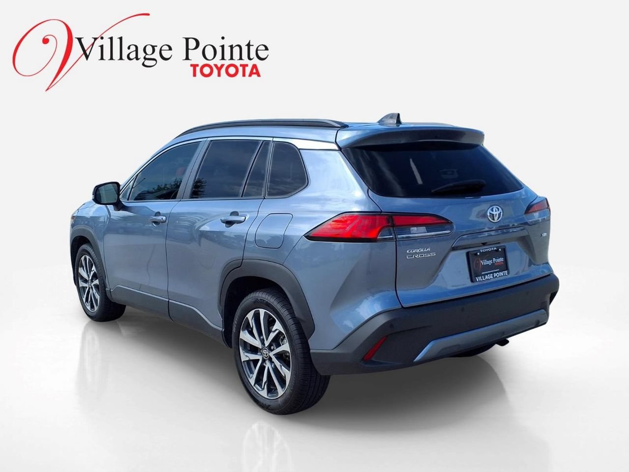 Used 2025 Toyota Corolla Cross XLE FWD image 3